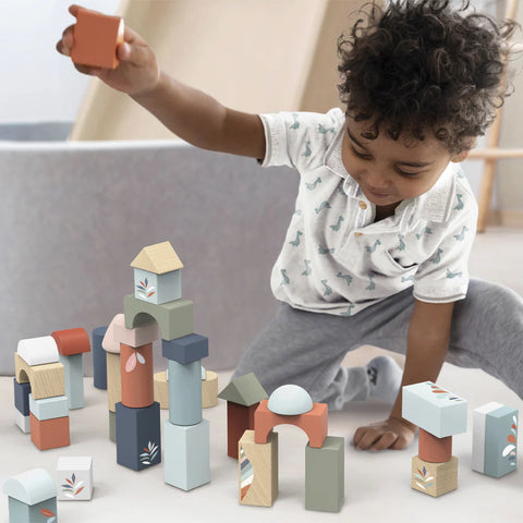 Speedy Monkey building blocks bucket with its shape-sorter lid
